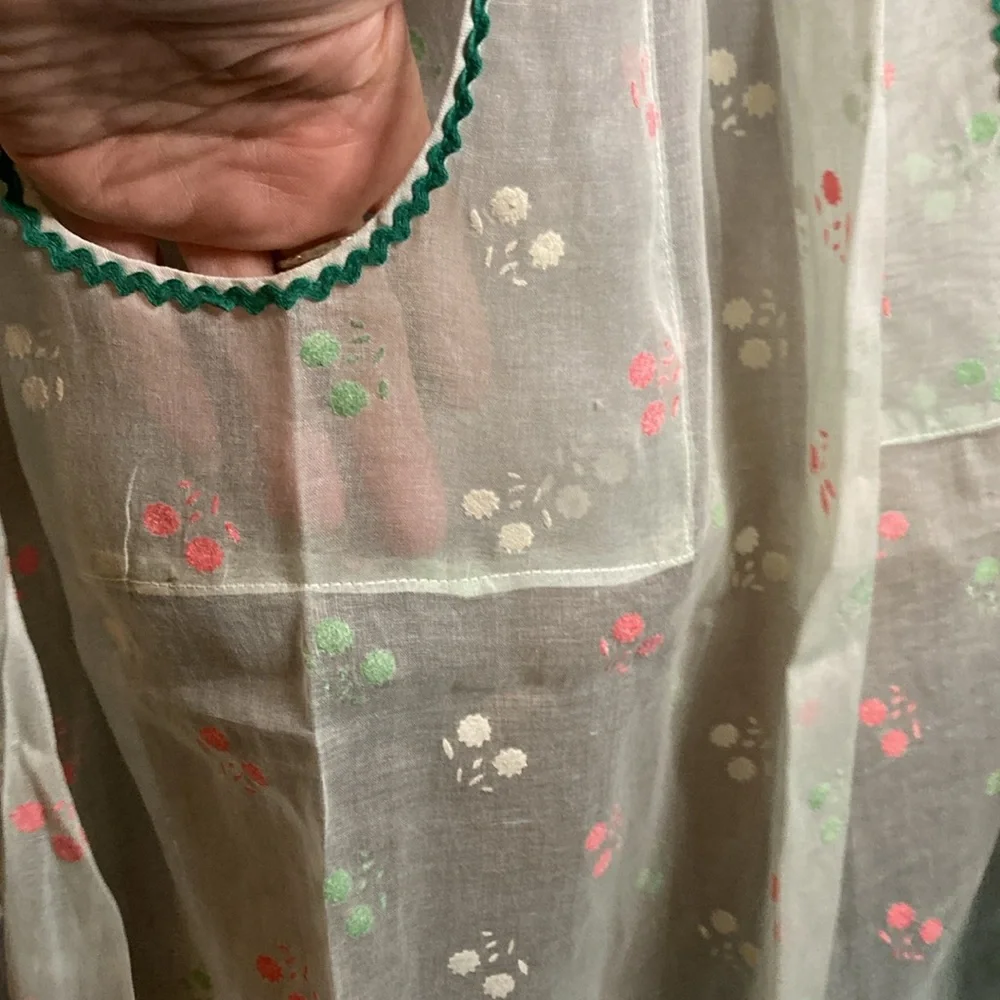 Vintage mint sheer apron with green rikrak flocked‎ flowers and pockets. 410